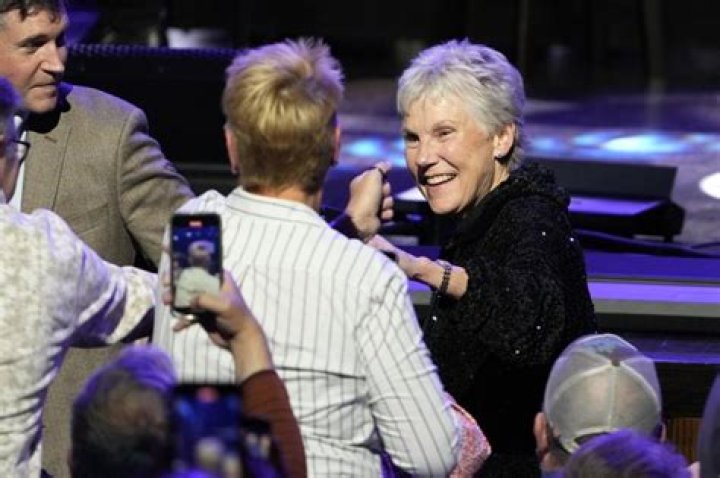 Anne Murray: Husband, net worth, tattoos, smoking & body measurements