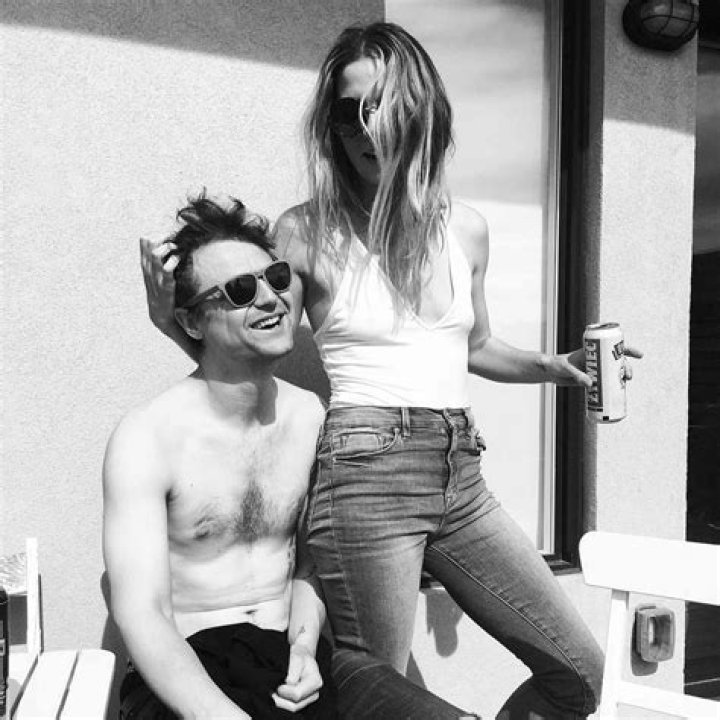 Annie Murphy: Husband, net worth, tattoos, smoking & body measurements