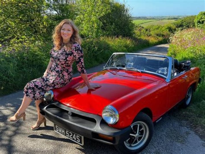 Antiques Roadshow: How Old Is Irita Marriott? Age, What Happened To Her Legs?