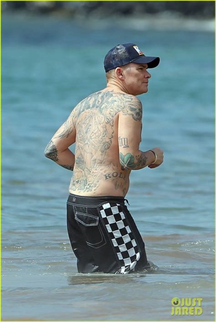 Daniel Middleton: Wife, net worth, tattoos, smoking & body facts