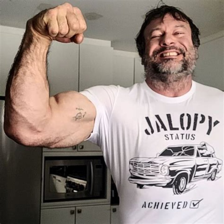 Devon Larratt: Wife, net worth, tattoos, smoking & body facts