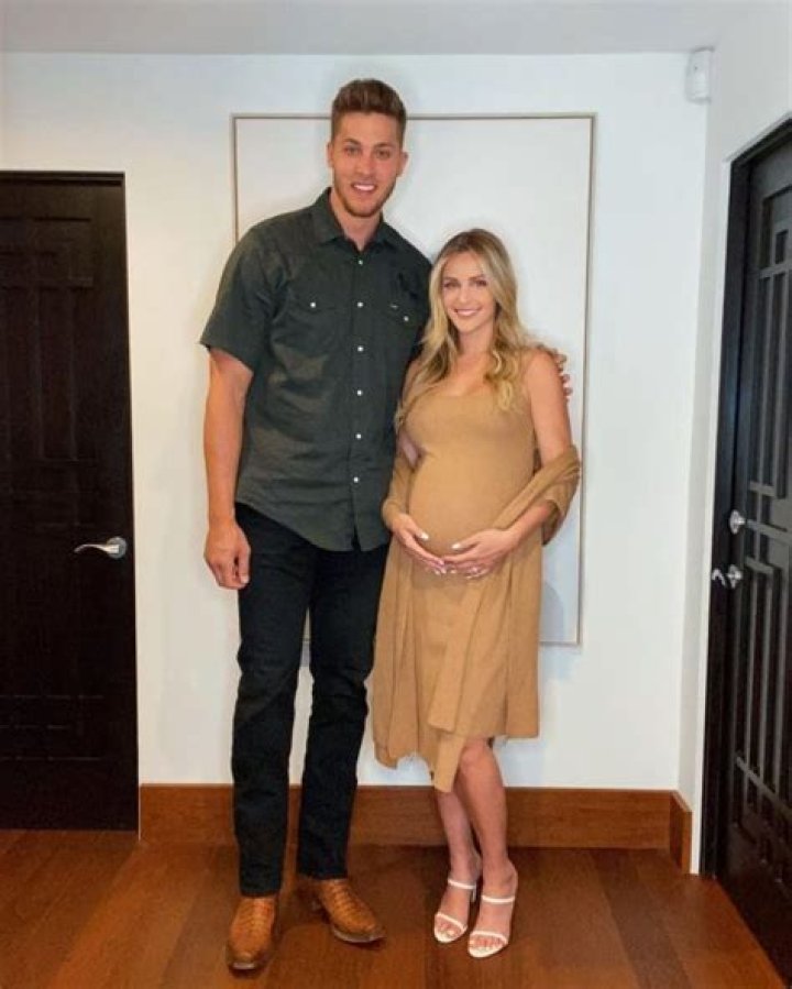 Elle Bielfeldt: Meyers Leonard’s Wife, Age, Height, Birthday, Instagram, Job, Net Worth
