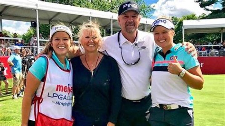 How many siblings does Brooke Henderson have? Who is older Brooke and Brittany Henderson?