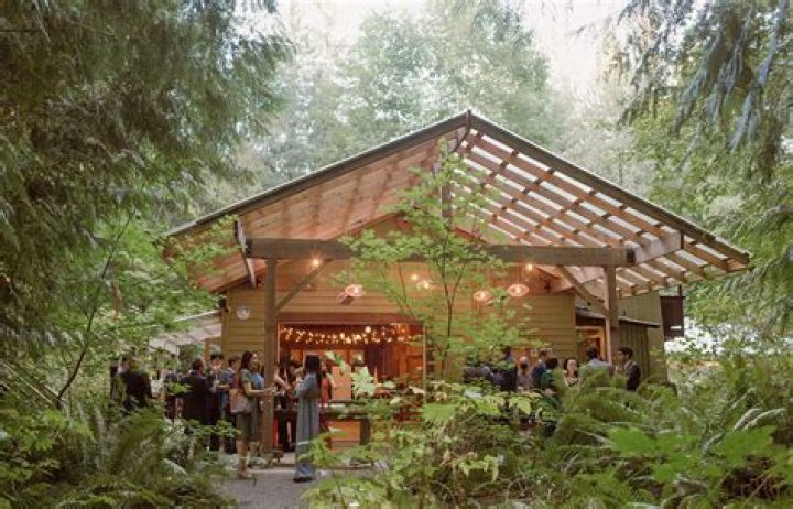 How much does it cost to stay at treehouse point