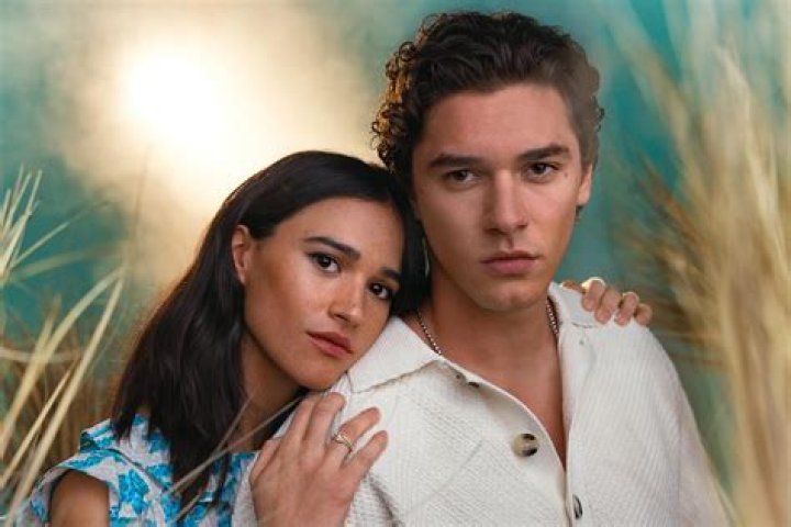 Is Emma Pasarow Dating Ari Golin? Boyfriend – Age Difference And Relationship Explored