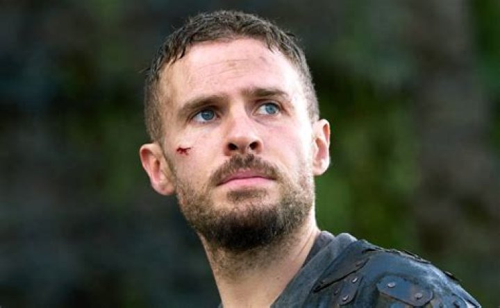 Is Iain De Caestecker Gay? Girlfriend, Wife, Height, Age, Shirtless