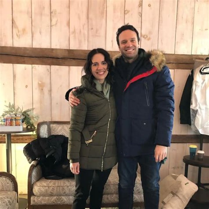 Jake Epstein Bio, Age, Height, Wife, Children, Parents, Actor and Net Worth