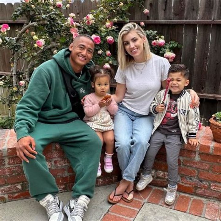 Joe Thomas is Married to Wife: Annie Thomas. Kids.