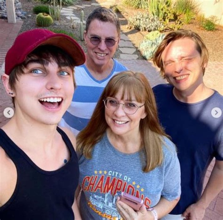 Joe-Warren Plant Bio, Age, Height, Parents, Girlfriend, Net worth, Emmerdale, Instagram