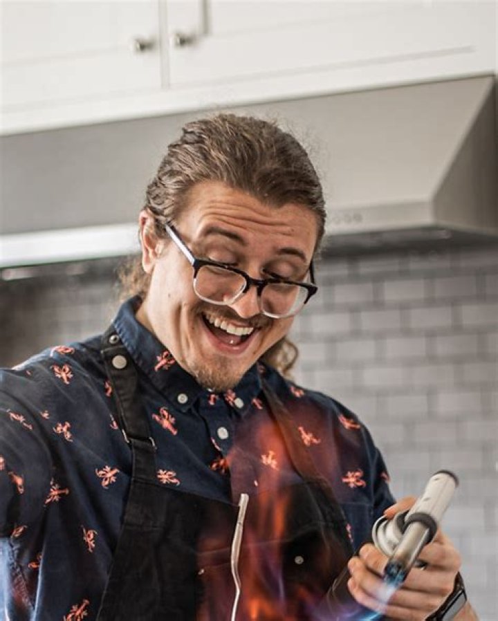 Joshua Weissman Bio, Wiki, Age, Height, Family, Wife, Recipe, and Net Worth.