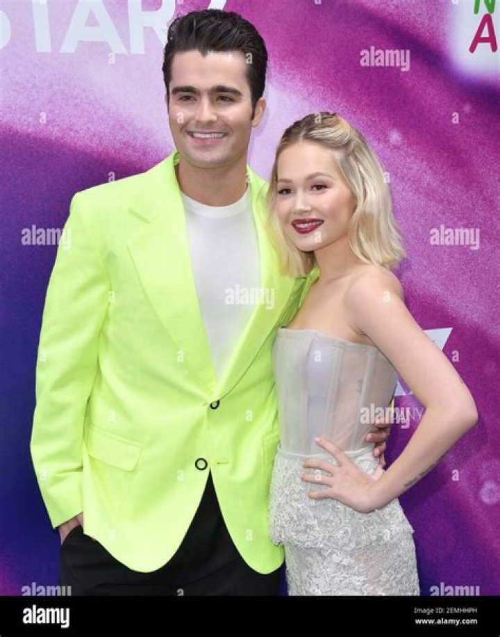 Kelli Berglund: Girlfriend, net worth, tattoos, smoking & body measurements