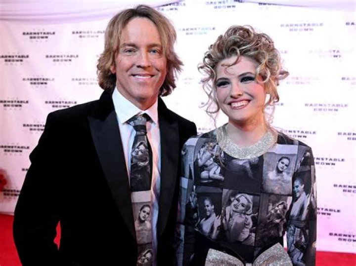 Larry Birkhead: dating, net worth, tattoos, smoking & body facts