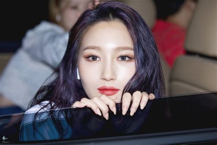 Lee Si-yeon (Actress) Wiki, Bio, Age, Height, Weight, Net Worth, Boyfriend, Career, Facts