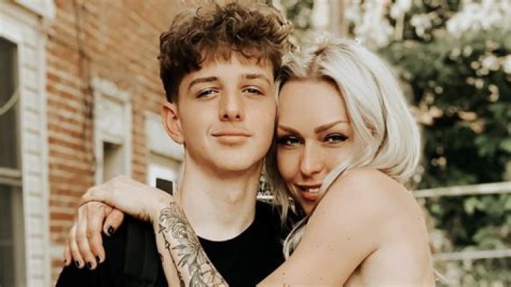 Leticia Calderón: Wife, net worth, tattoos, smoking & body measurements