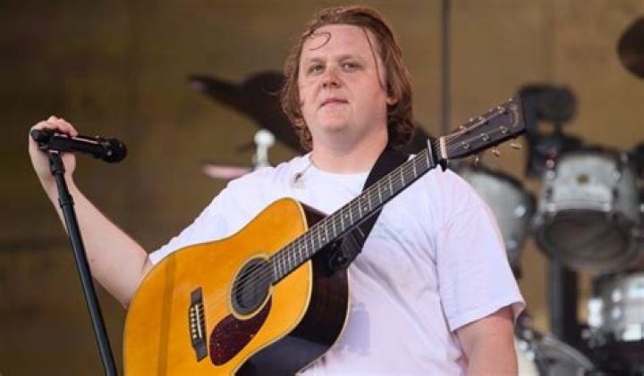 Lewis Capaldi (Singer) Wiki, Bio, Height, Weight, Age, Girlfriend, Net Worth, Family, Career, Facts