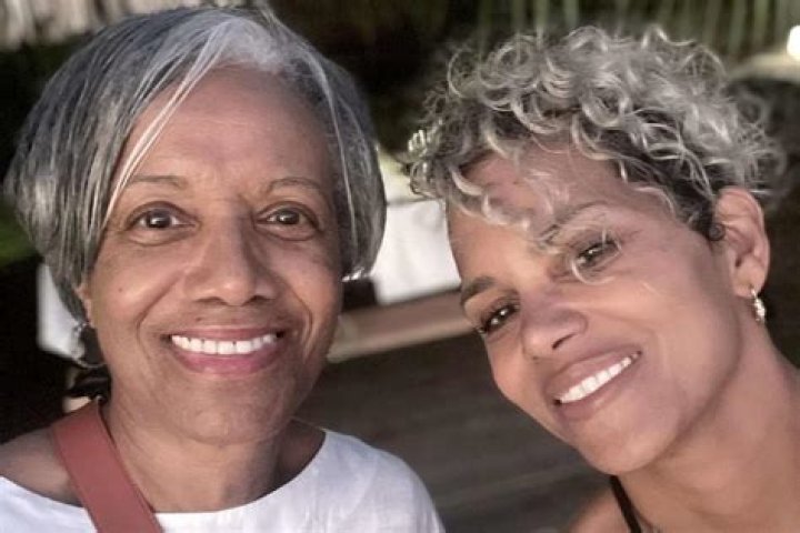 Linda Hunt Parents: Meet Elsie Doying Hunt, Raymond Davy Hunt