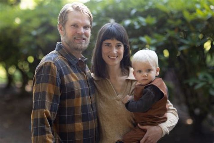 Marie Gluesenkamp Perez And Her Husband Dean Gluesenkam Have Thier Own Family With One Kid