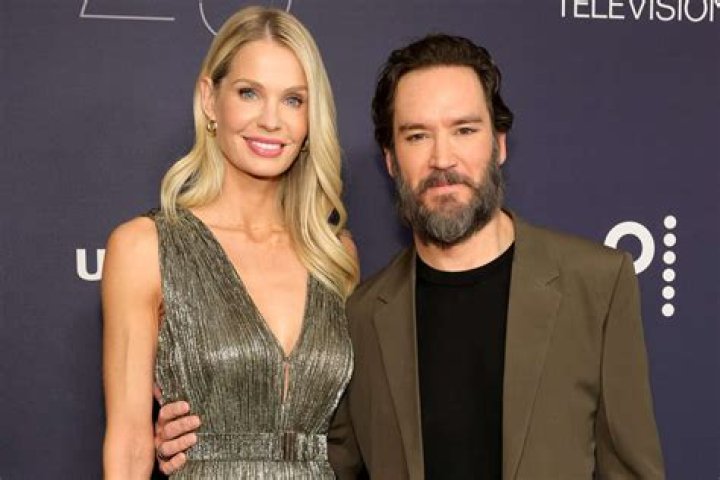 Mark-Paul Gosselaar Bio, Wife, Mom, Age, Height, Is He Gay?