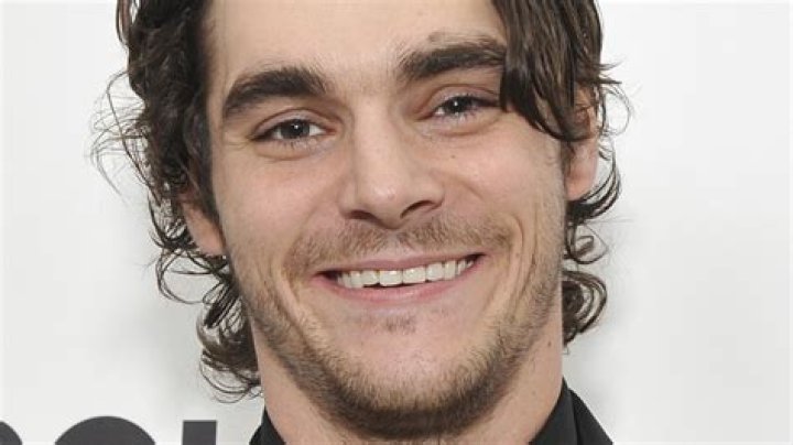 RJ Mitte Biography, Age, Actor, Family, Girlfriend, Activism, Net Worth, Movies, TV Shows