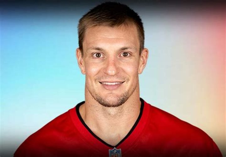 Rob Gronkowski BUCS Salary, Net Worth, Shirt, Uniform, Deal, Jersey, Height, Age, 40 Time, Family, Number