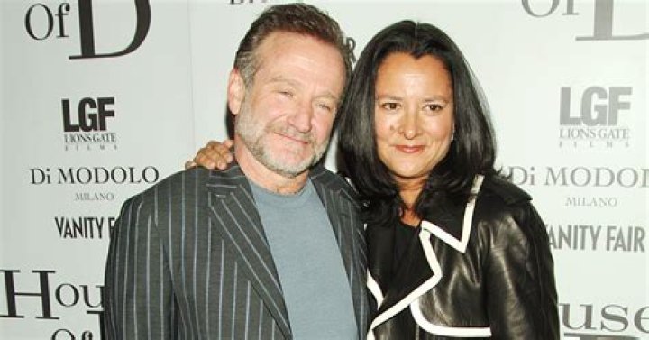 Robin Williams: Wife, net worth, tattoos, smoking & body facts