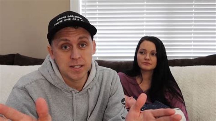 Roman Atwood: Girlfriend, net worth, tattoos, smoking & body facts