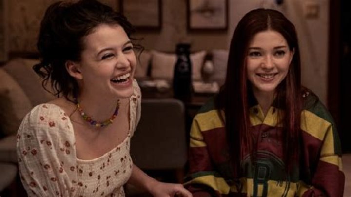 Sara Waisglass And Her Sister Carly Waisglass Has Their Parents To Guide Lifepath In Every Step