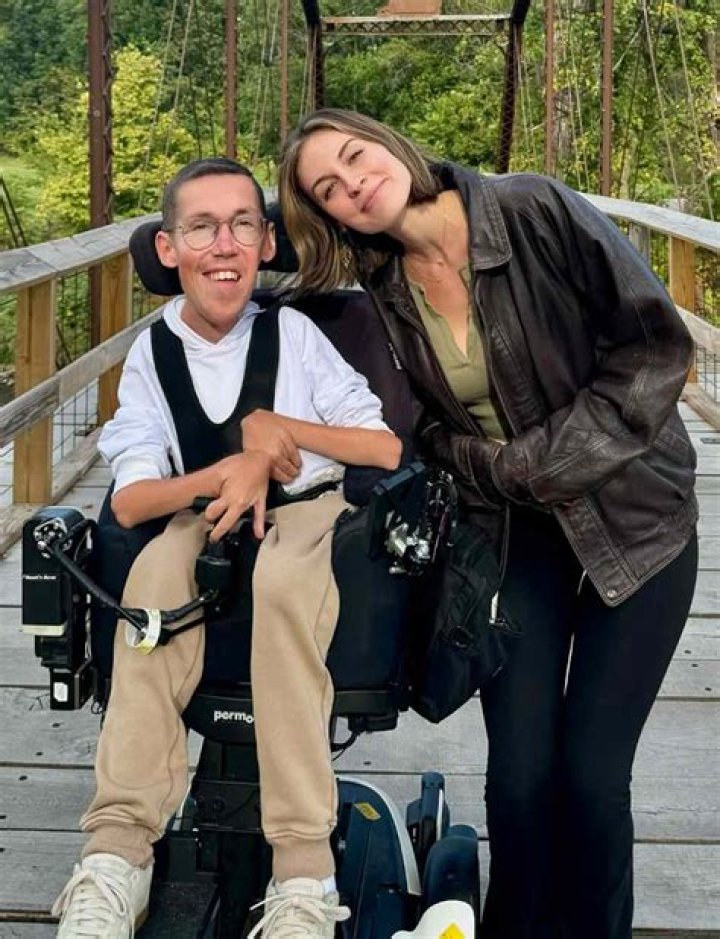 Shane Burcaw & Hannah Aylward: Wiki Age Net Worth & Kids Revealed