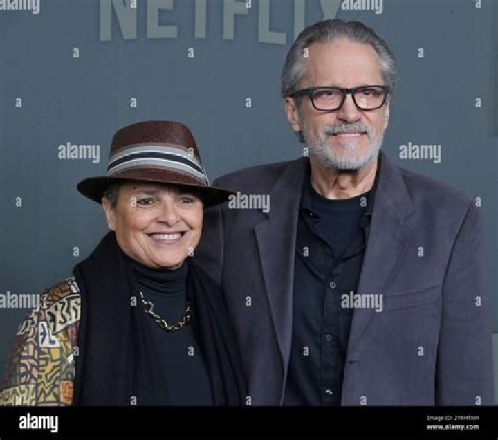 Shari Belafonte: Husband, net worth, tattoos, smoking & body measurements