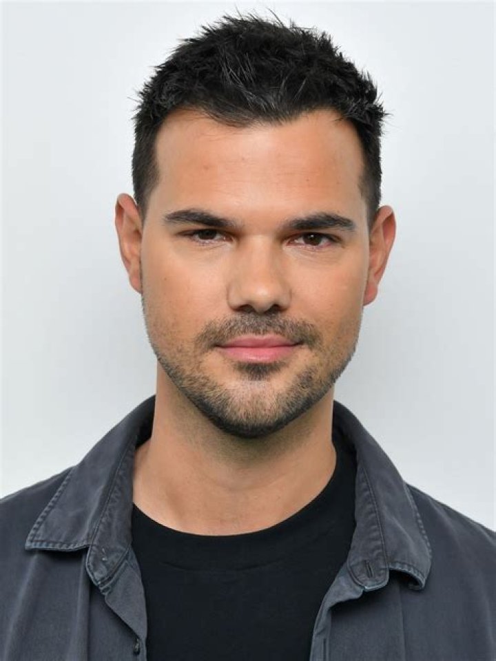 Taylor Lautner Bio, Wiki, Age, Height, Parents, Wife, and Net Worth