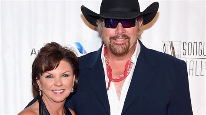 Toby Keith: Wife, net worth, tattoos, smoking & body facts