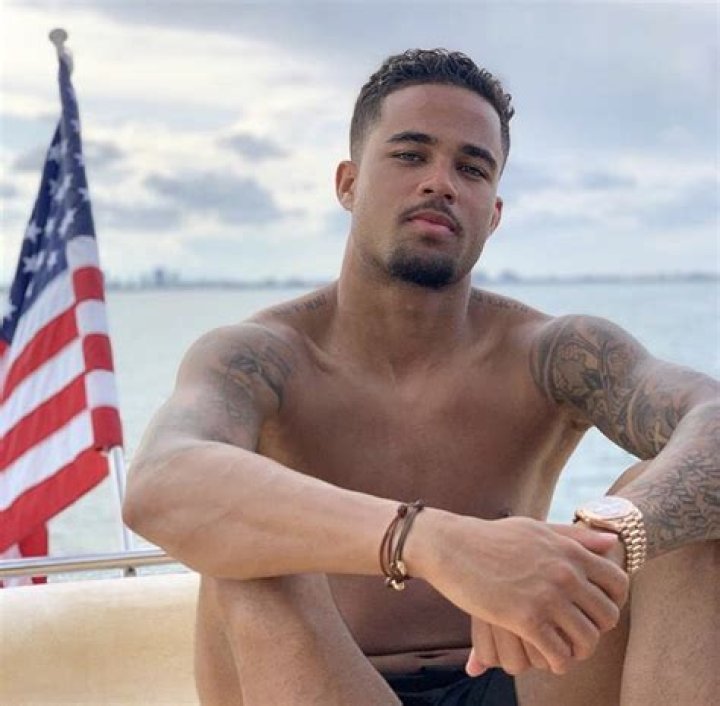 Vitaly Petrov: dating, net worth, tattoos, smoking & body facts