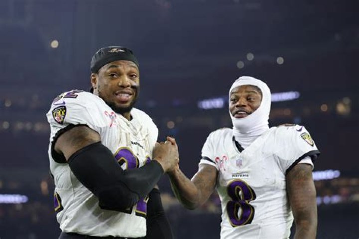 What Is Wrong With Derrick Henry Eyes | Why He Wears Glasses