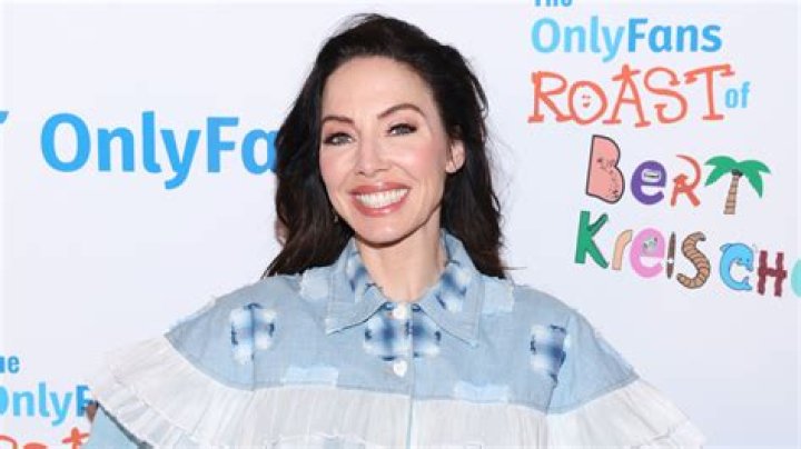 Whitney Cummings Biography, Age, Education, Fiance, House, Comedian, Robot, Movies, TV Shows, Net Worth