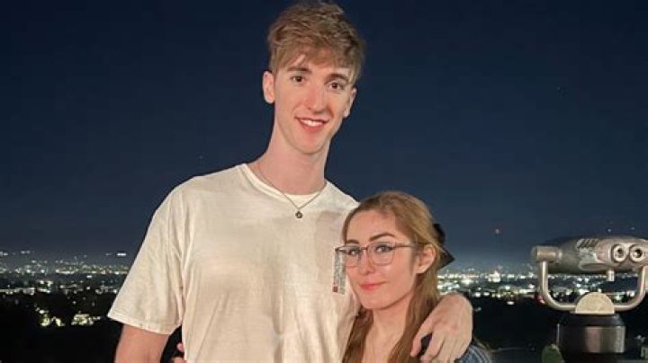 Who Is Ellum On Twitch? Josh Ellum Age, Height, Girlfriend And Instagram
