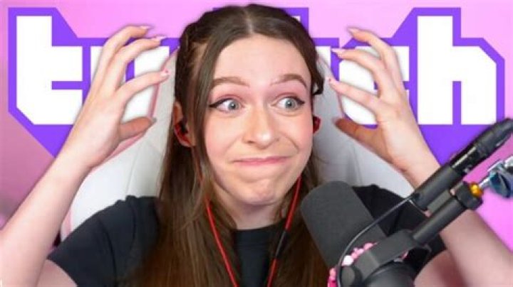 Who Is hannahxxrose On Twitch? Age And 10 Facts To Know About