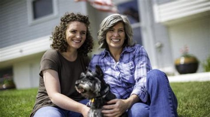 Why Does Joni Ernst Wear A Wig, Does She Have Cancer? Hair And Hairstyle Of The US Senate Discussed