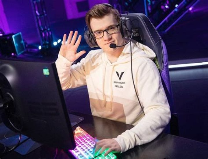 Zellsis Age – Why Was Twitch Streamer Suspended And Banned?